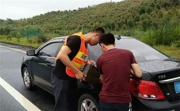 凤庆县救援拖车电话号码，24小时拖车公司怎么收费的(图1)