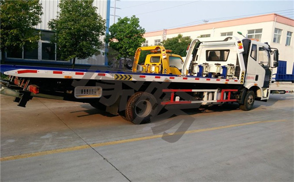 比如县24小时拖车救援热线电话，比如县道路救援公司收费标准